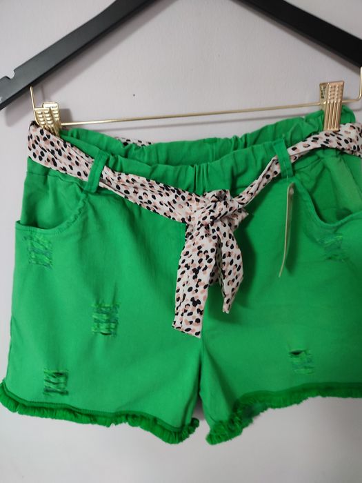 Zielone szorty z paskiem i dziurami
