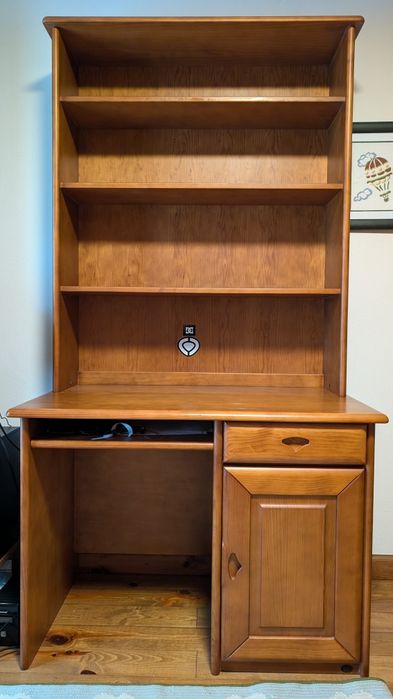 Cama e estúdio com secretária de estantes - ARC