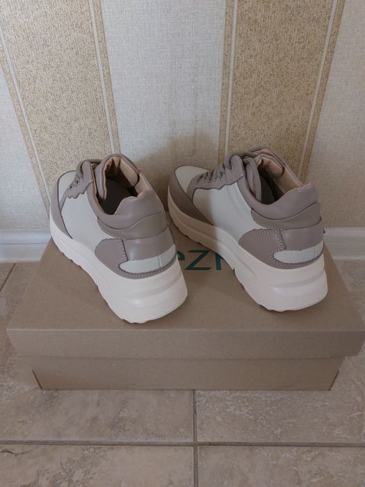 Женские кроссовки