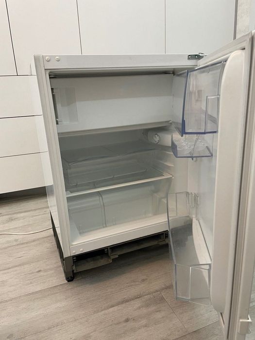 Маленький вбудований холодильник Electrolux ERN1200FOW