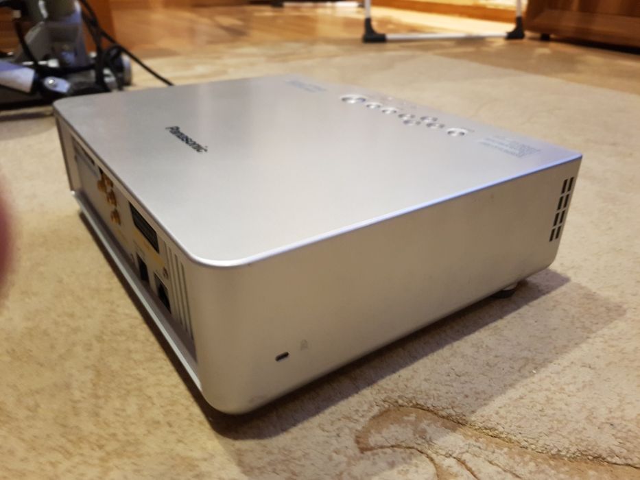 Projektor Panasonic PT-AE700E