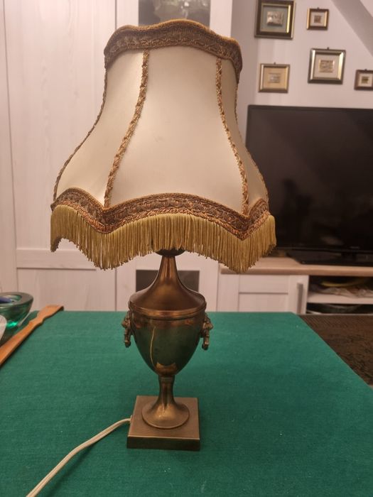 Lampa stołowa z mosiądzu stylizowana na amfore