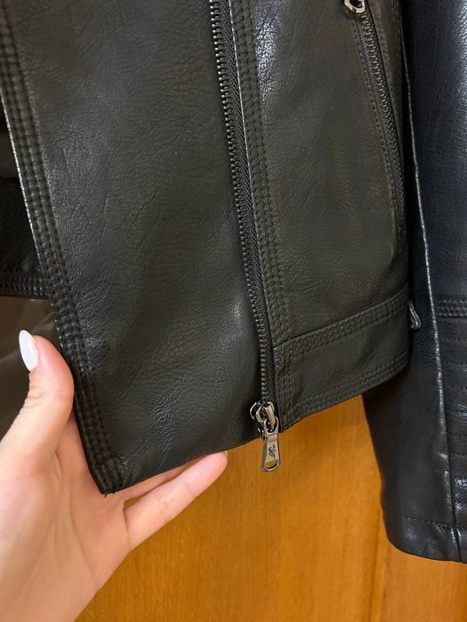 Продам осінню чорну косуху, розмір М,  НОВА