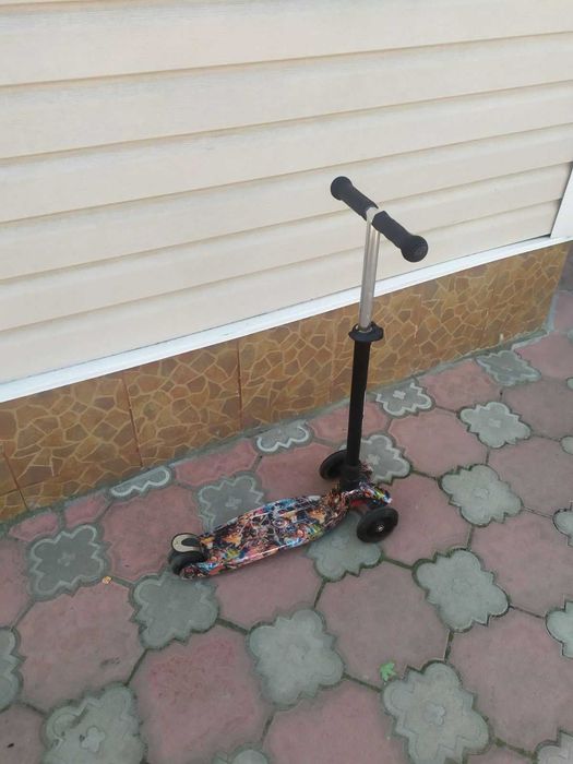 Продається дитячий самокат трьохколісний