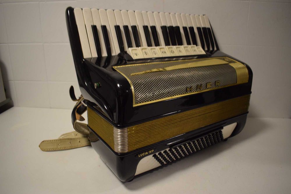Acordeao Hohner Lucia IV P 4 Voz 96 Baixos, N.251