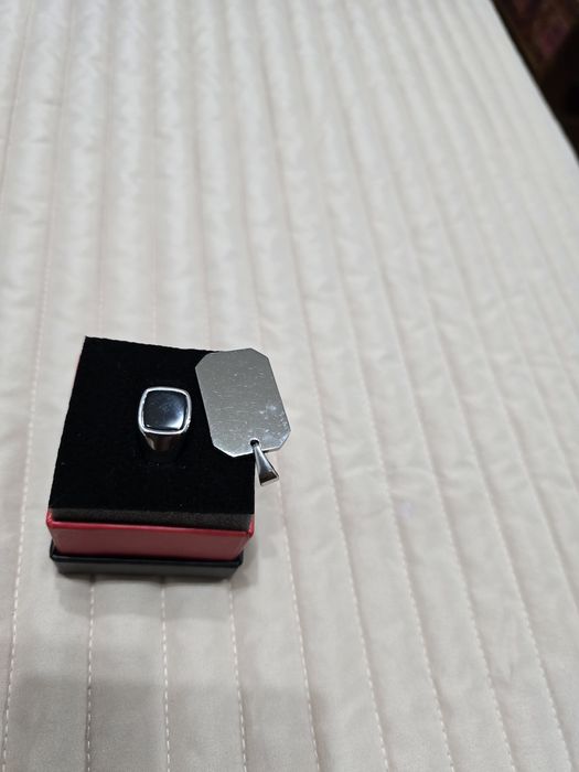 Vendo anel novo e medalha   da Hassu nunca usado