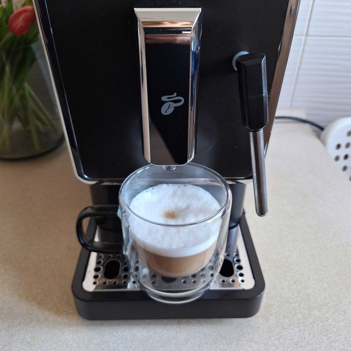 Tchibo ekspres do kawy z młynkiem oraz z dyszą spieniającą mleko