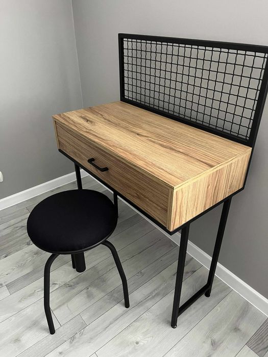 Toaletka - biurko z obrotowym krzesłem