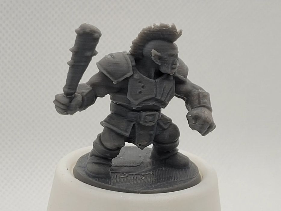 Miniatura Guerreiro Orc Mohawk com Clava