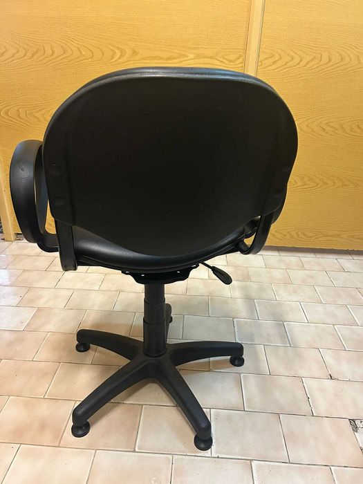 Cadeira preta regulável