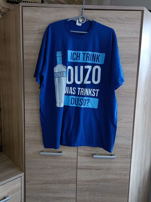 Kobaltowa koszulka z nadrukiem