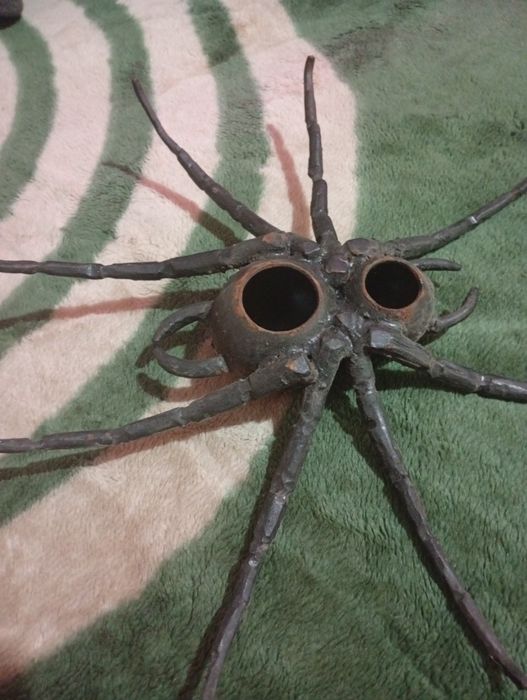 Металлический паук  для интерьера.