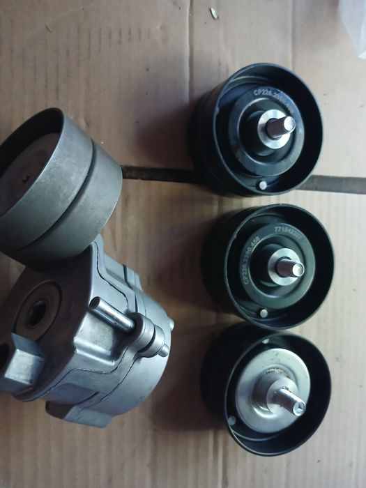 Натяжний ролік Фенд