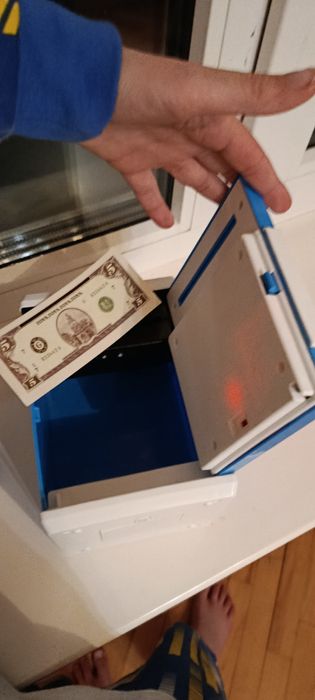 Дитячій сейф для грошей.