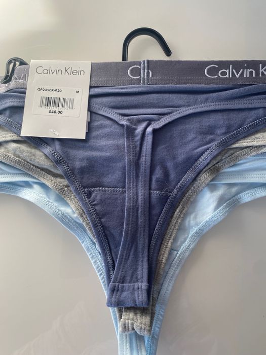 Majtki stringi Calvin Klein rozmiar  M 3 pak  
 niebieskie