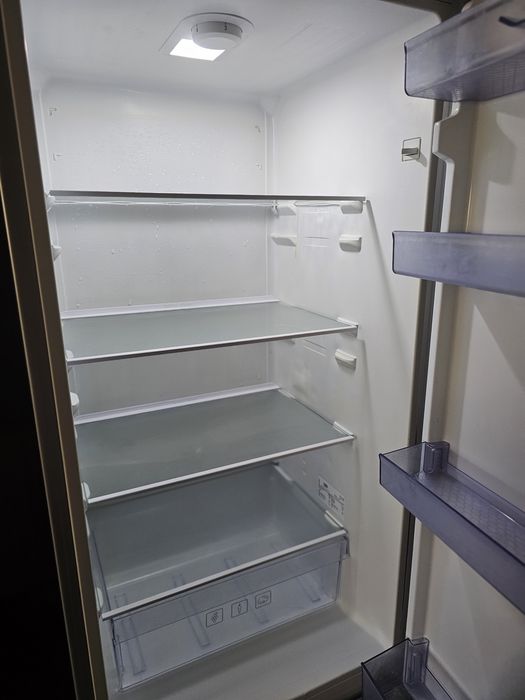 Lodówka Beko srebna