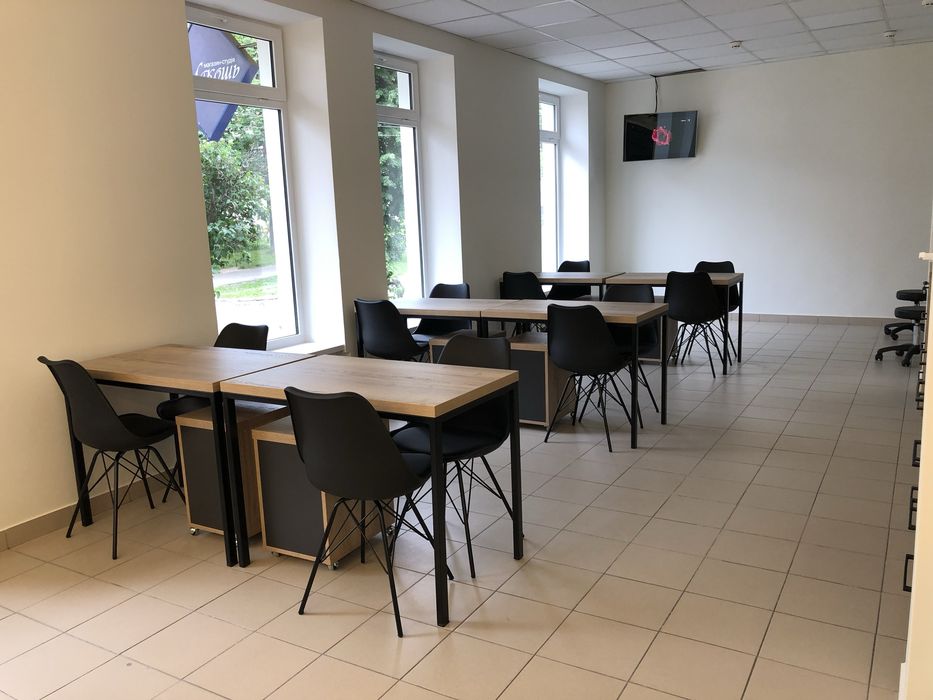 Місце для манікюрю та брів