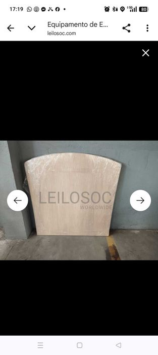 Moveis para escritório com armários.