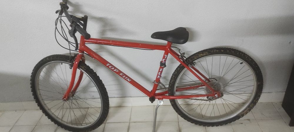 Bicicleta usada pneus novos