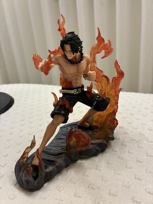 Figuras de Naruto e One piece