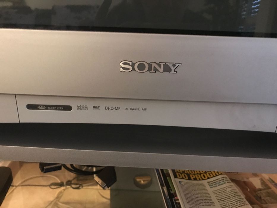 Televisão sony com móvel no Lumiar.