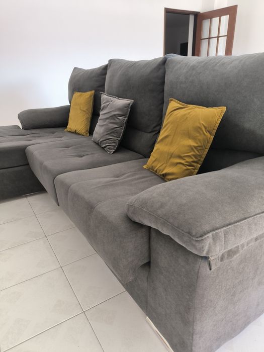 Sofá chaise longue de cor cinzento escuro em bom estado. É cómodo, esp