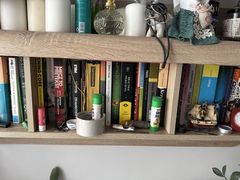 Półka ścienna solidna