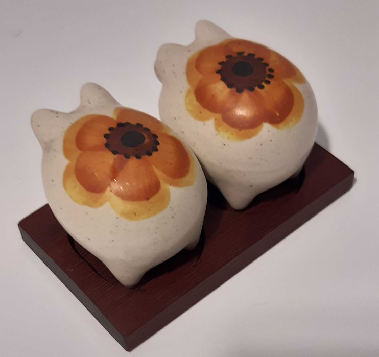 Antigo e curioso Saleiro e Pimenteiro