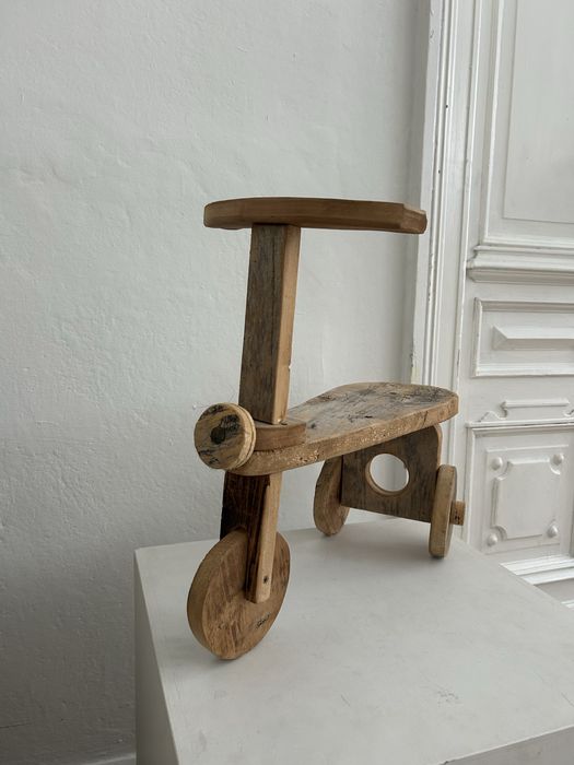 Drewniany rowerek, rekwizyt do sesji