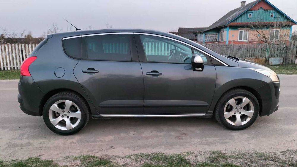 Гарний сімейний автомобіль