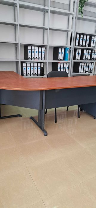 Aluga-se espaço em escritório.