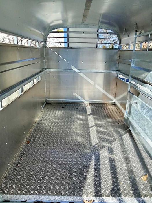 Reboque para transporte de animais c/depósito animais