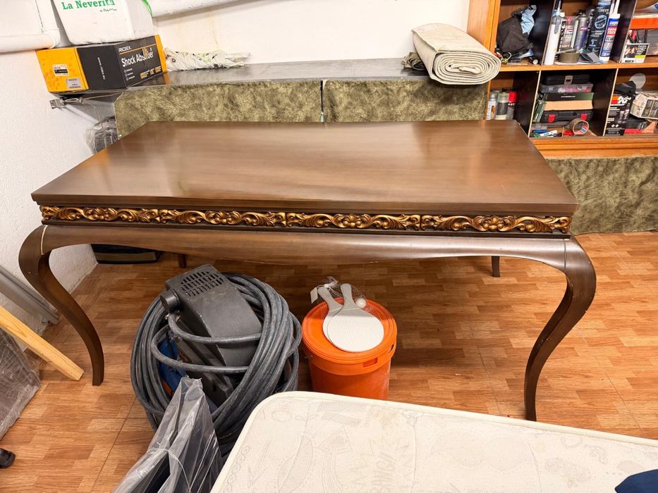 Mesa de madeira clássica – bom estado