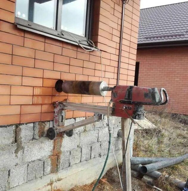 Резка бетона. Алмазное бурение отверстий Киев и область. Бурение стен