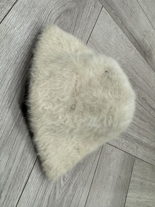 Czapka futrzasta beżowa z cyrkoniami elegancka