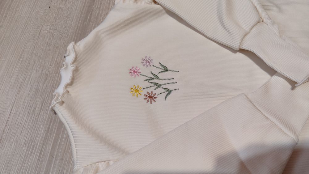 Утеплена кофта для дівчинки білого та беживого кольору розмір 110,116