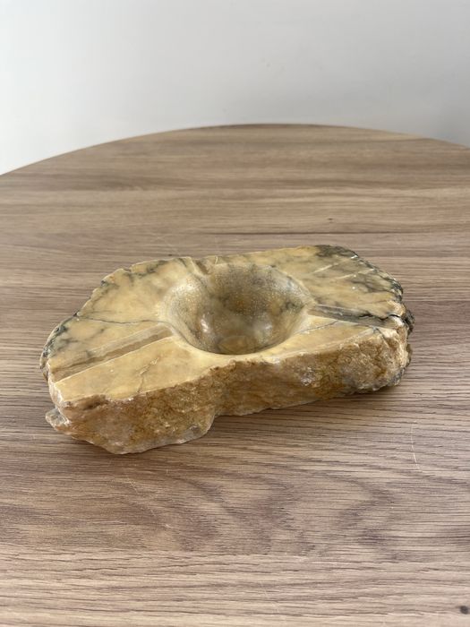 Ręcznie rzeźbiona popielniczka z alabastru