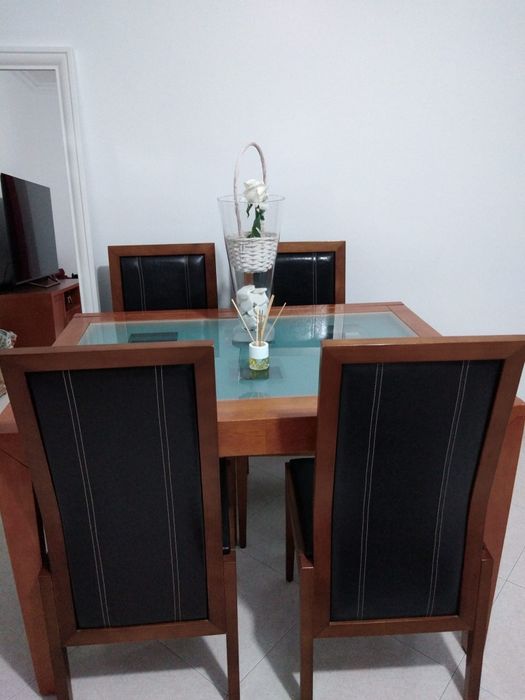 Mesa com 4 cadeiras e tampo em vidro