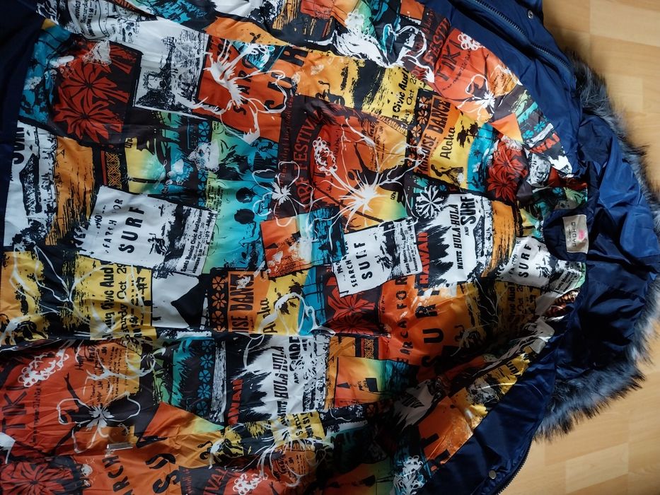 Kurtka zimowa z kolorową podszewką.