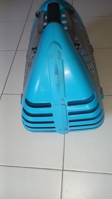 Transportadora para animais, resistente.
