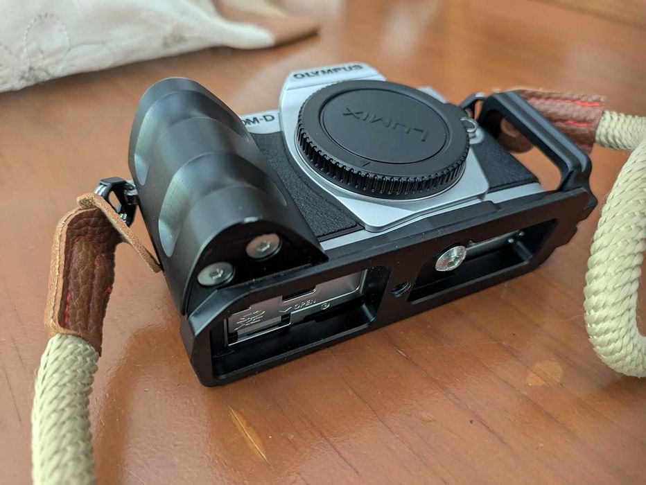 Máquina Olympus OM-D E-M10 III Silver/Black ("c/novas")