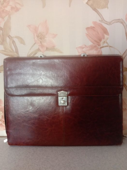 Продам папку ділову.