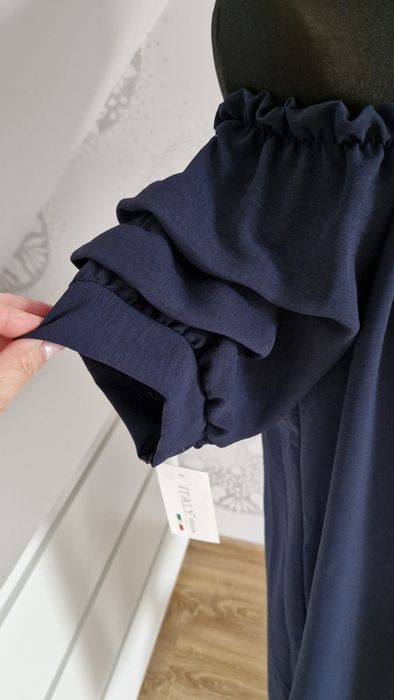 Elegancka sukienka kolor granatowy rozmiar 38-40.