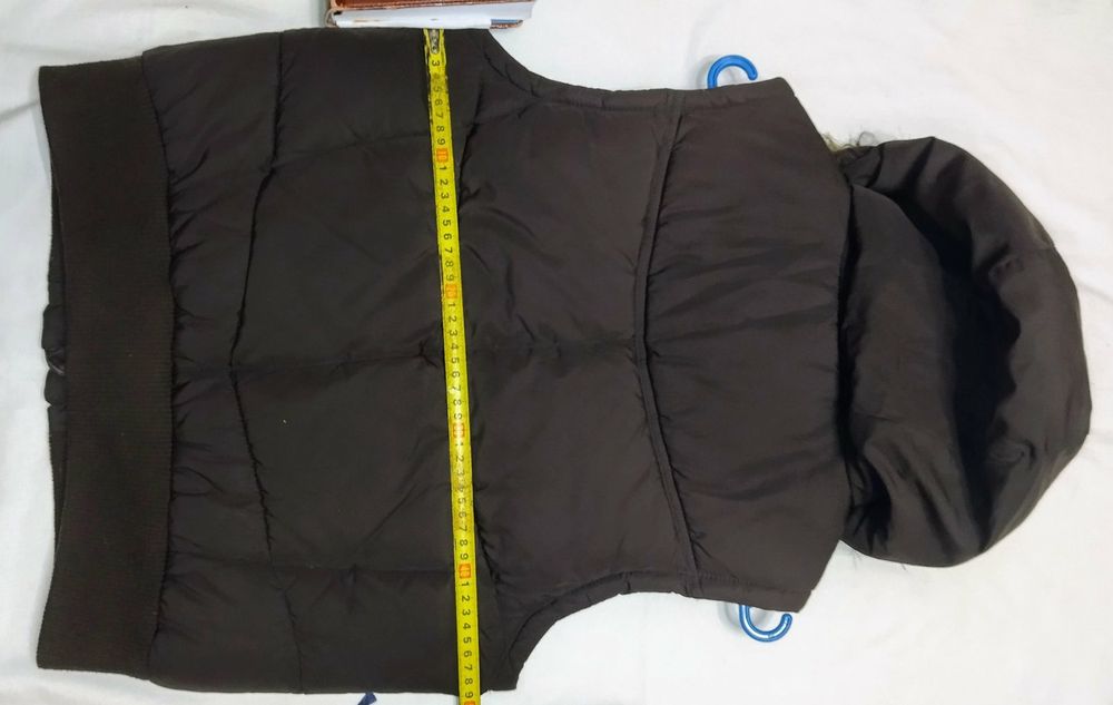 Детская теплая жилетка с капюшоном.