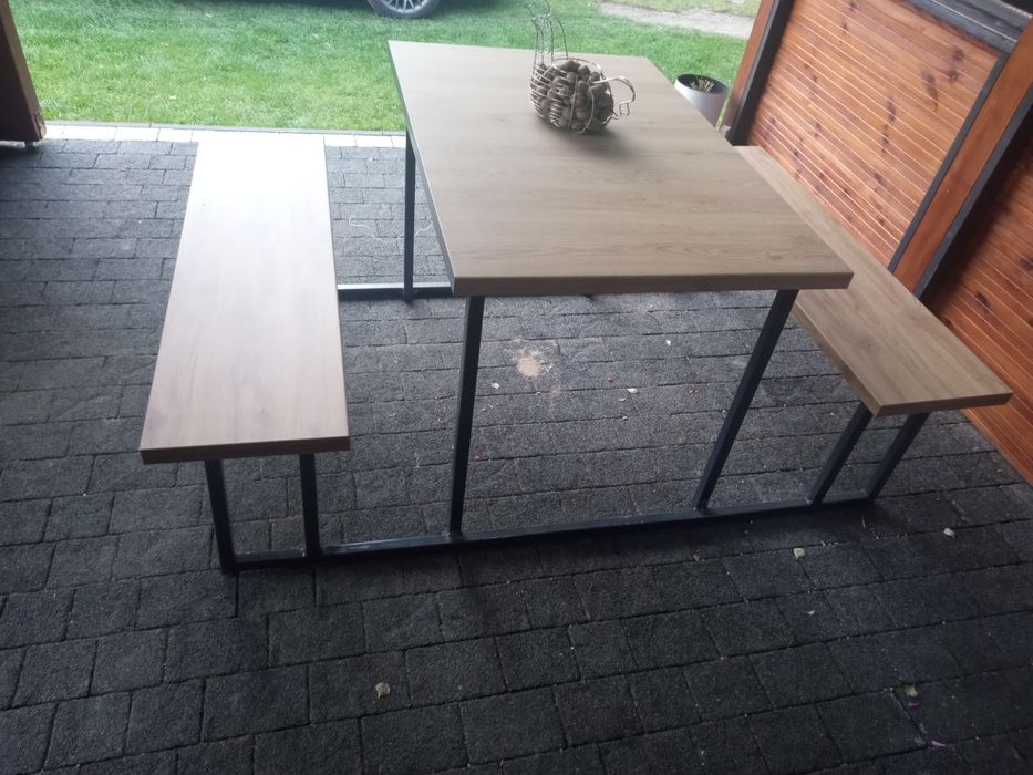 Stół na taras lub ogrodu z ławkami solidny