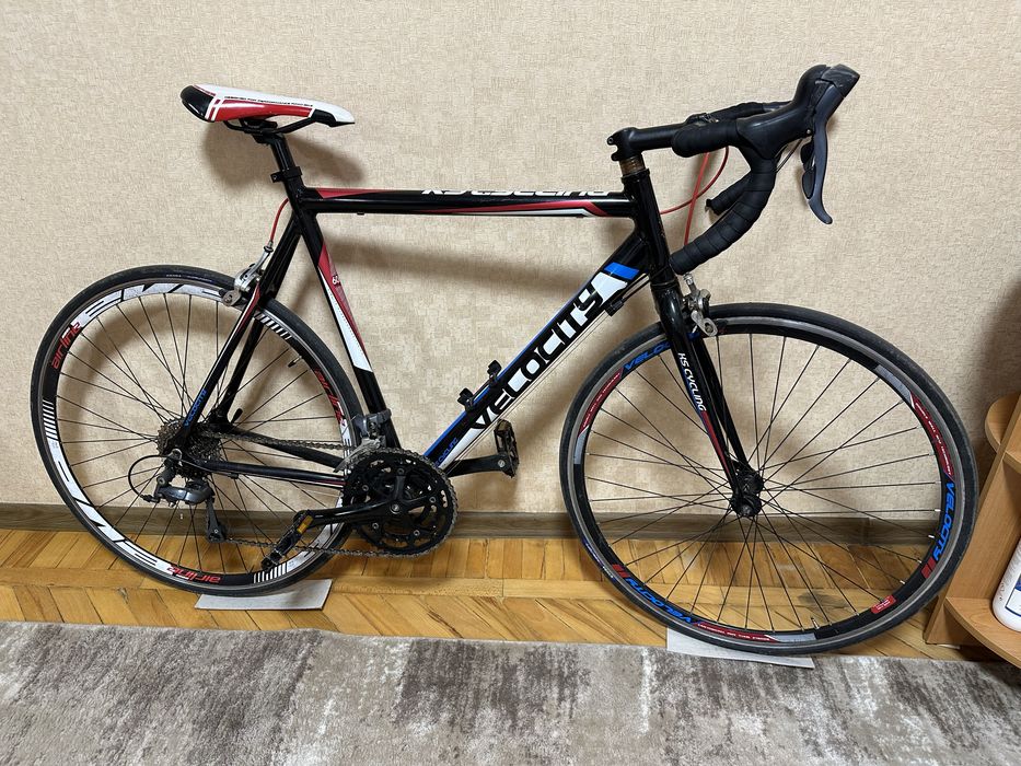 Vélo De Course KS Cycling Imperious 28" - Cadre Aluminium - Shimano Tourney 14V - Blanc/Vert