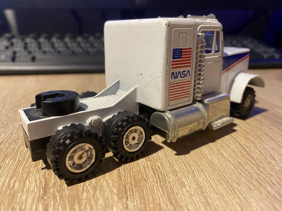 Amerykański ciagnik siodlowy McToy