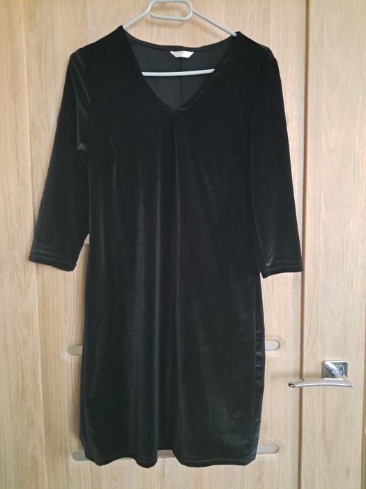 Mała czarna welurowa