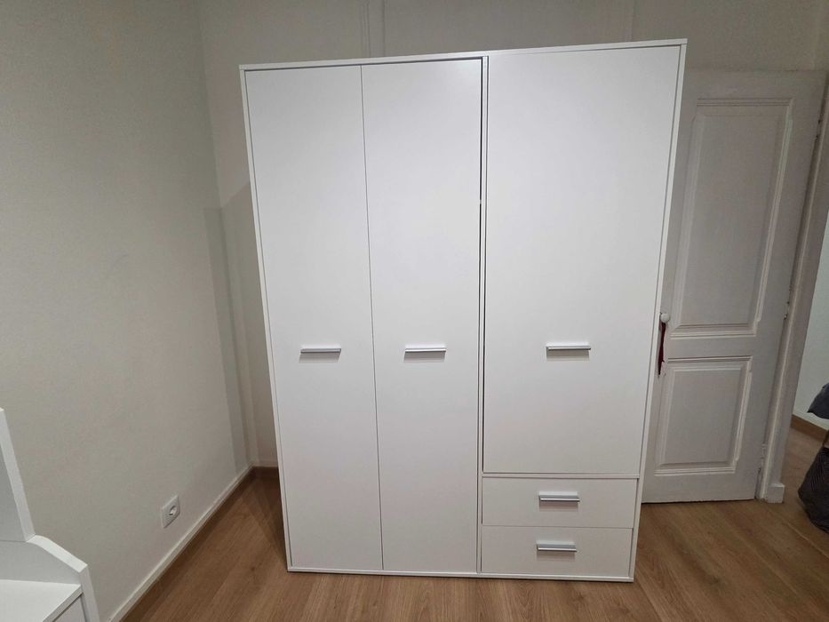 2a mão - Roupeiro MOKARIS como novo (portas batentes e 2 gavetas 144x200cm branco)