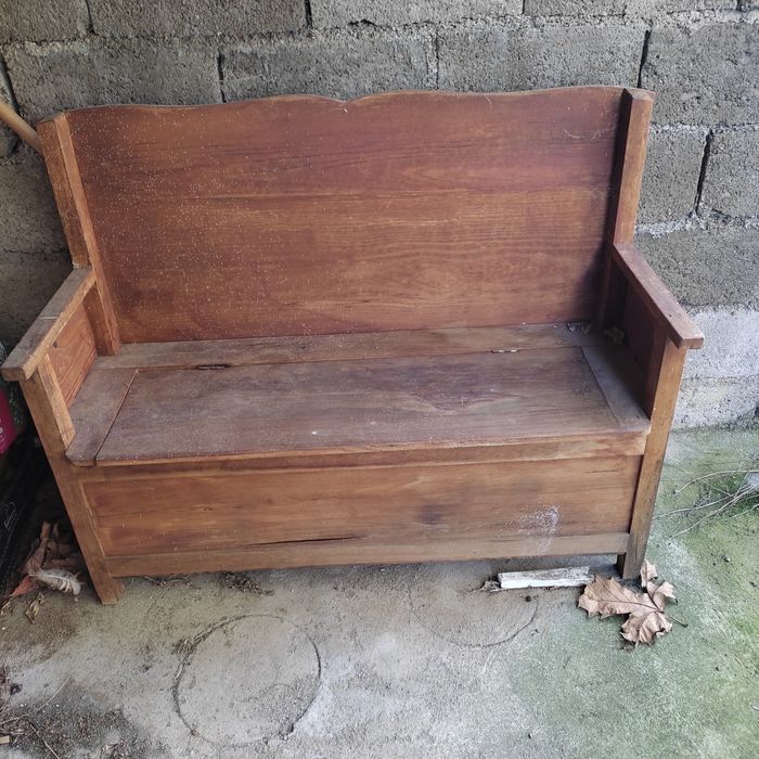 Escano antigo em pinho com arrumação